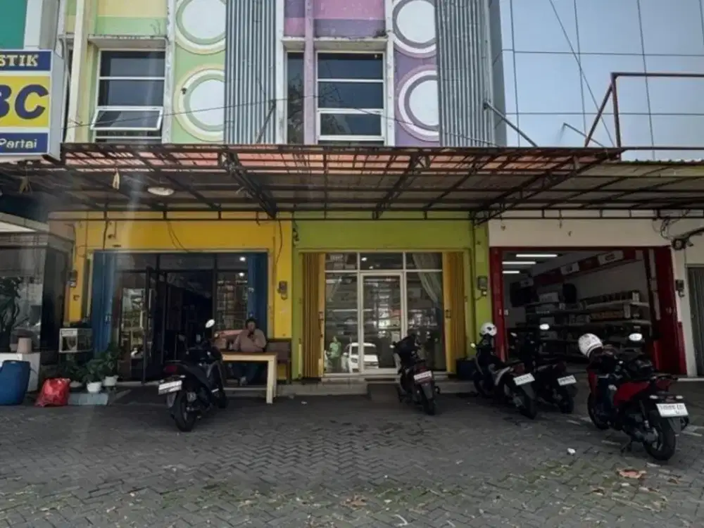 DIJUAL Ruko Minimalis 2Lt Dg Area Parkiran Luas Bercanopy Siap Pakai Lingkungan Ruko Ramai dan Berkembang Dekat Jalan Raya Utama di JL Girimoyo