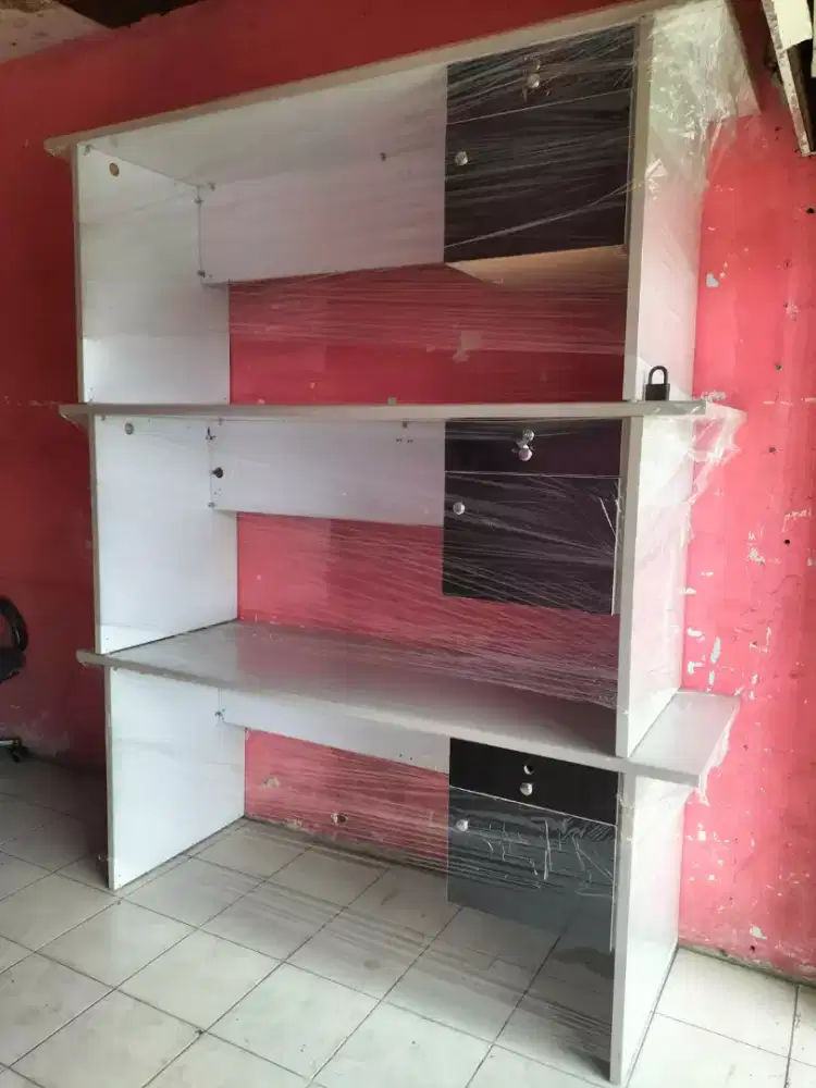 Meja kantor laci gantung