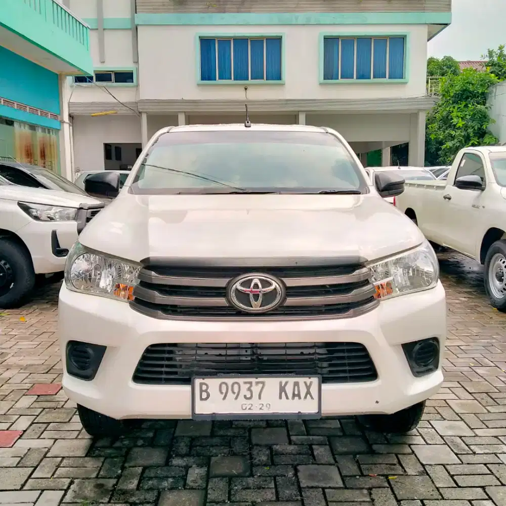 TOYOTA HILUX SC 2.4 4X4 MT 2023