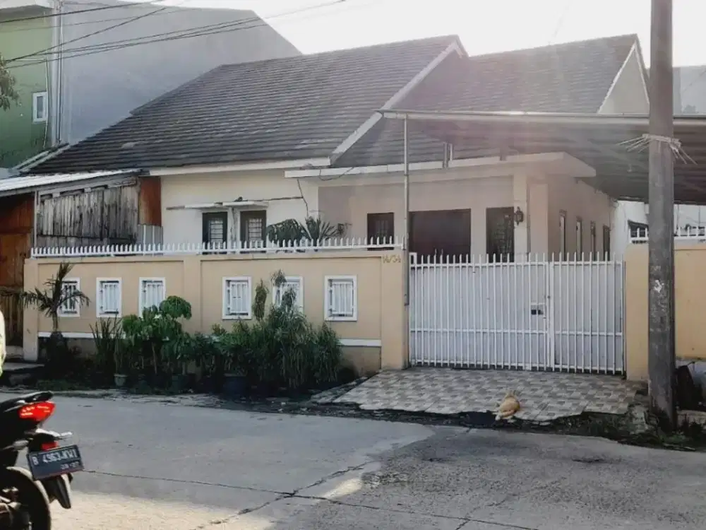 Di Jual Rumah, posisi di hook dan pinggir jalan utama. Di Perumahan Wisma Jaya, Duren Jaya Bekasi Timur.
