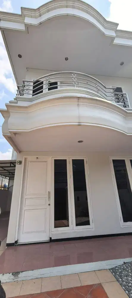 Disewakan Rumah Hook 2.5 Lantai – Lapang, Asri & Parkir 3 Mobil