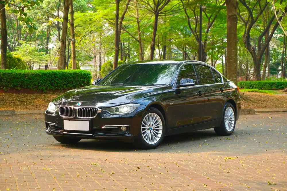 LOW ODO BMW 320i F30  Luxury 2012 / 2013