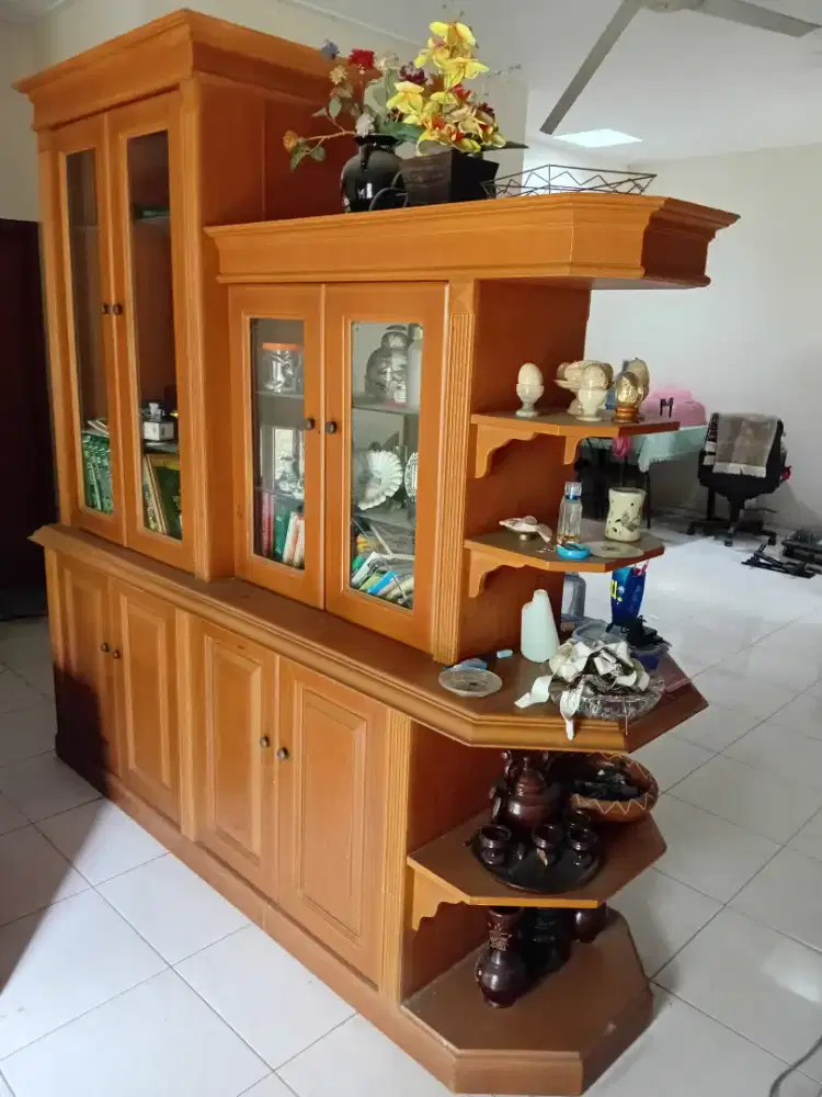 Lemari pajangan kayu