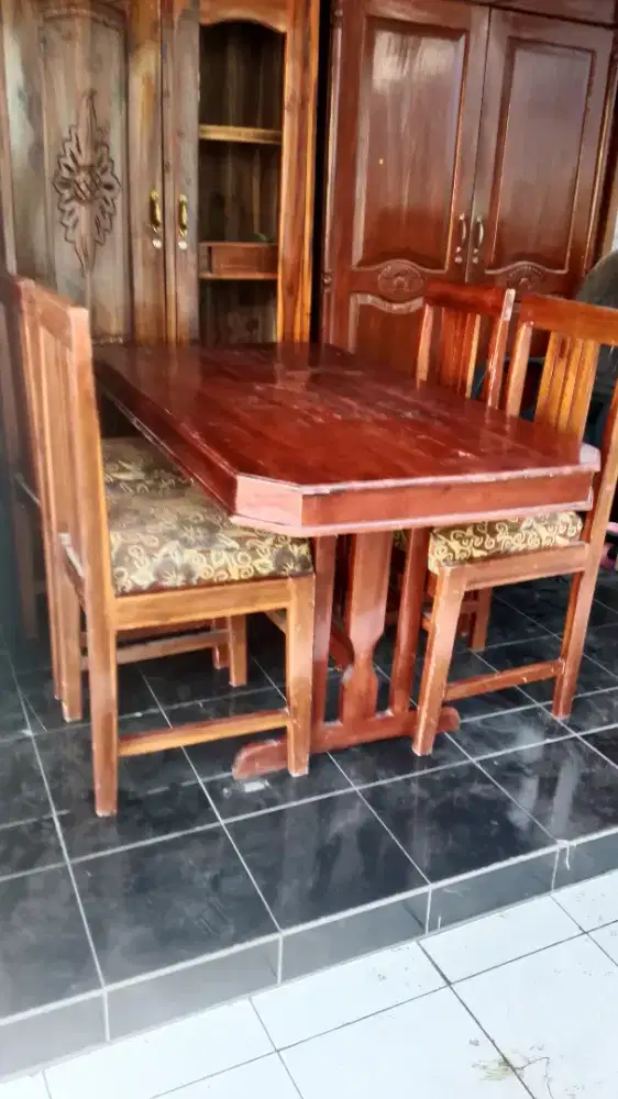 Meja makan kursi empat