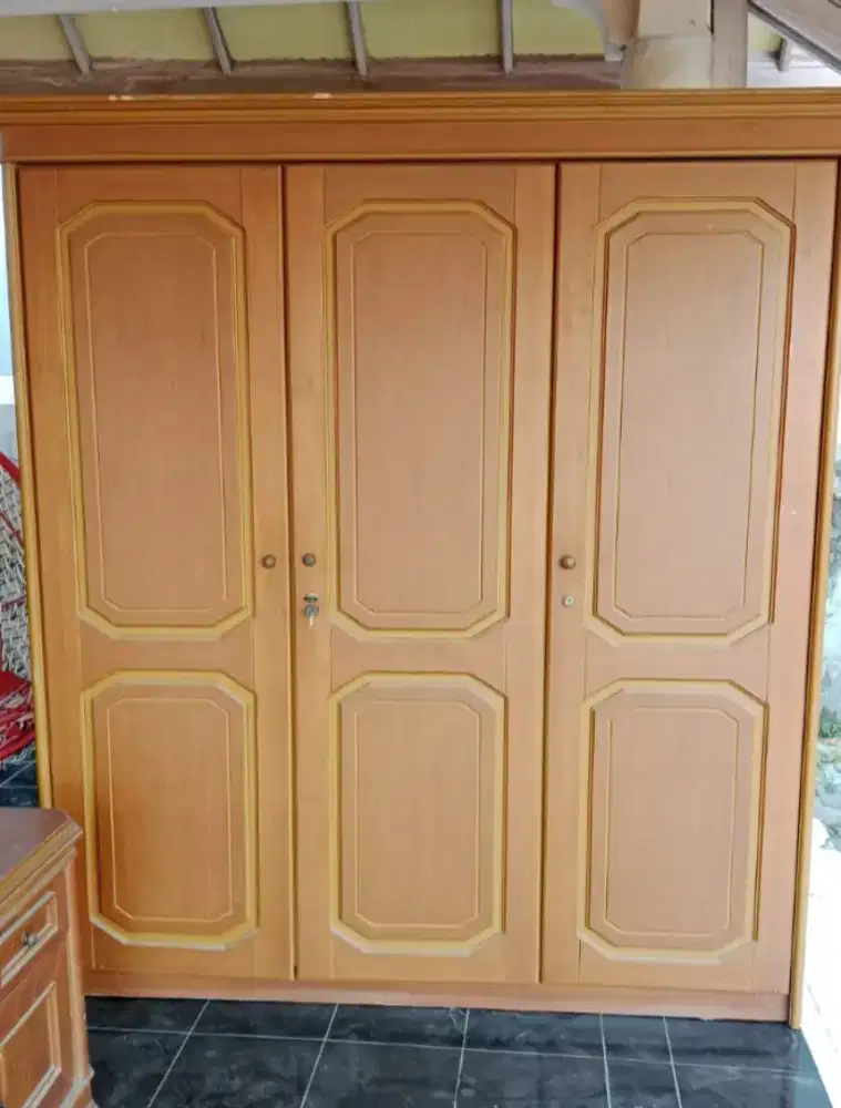 Lemari tiga pintu