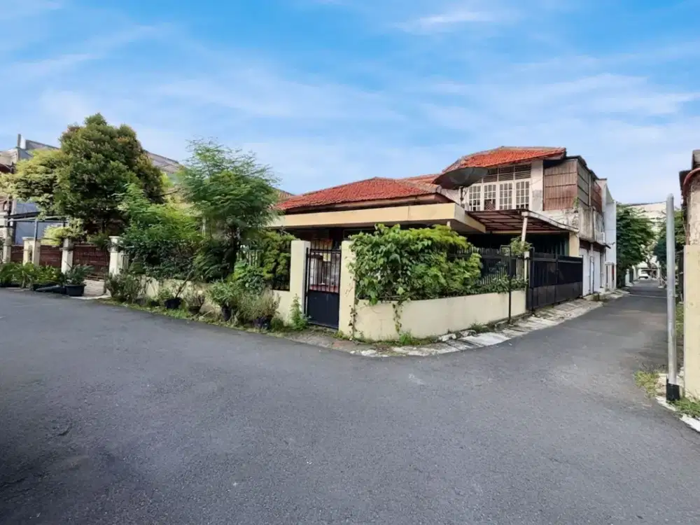 RUMAH HITUNG TANAH DI TEBET TIMUR, POSISI HOEK & AKSES 2 MOBIL !