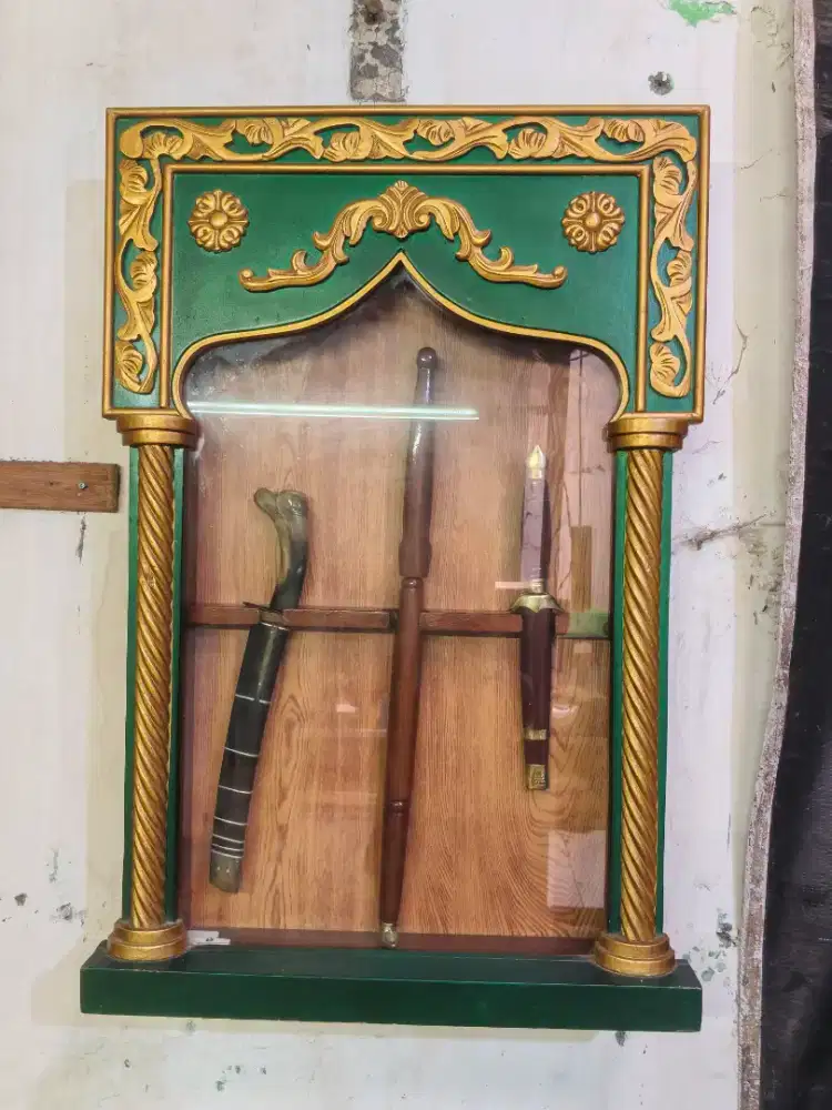 Lemari tempat menyimpan keris,golok,tombak dll