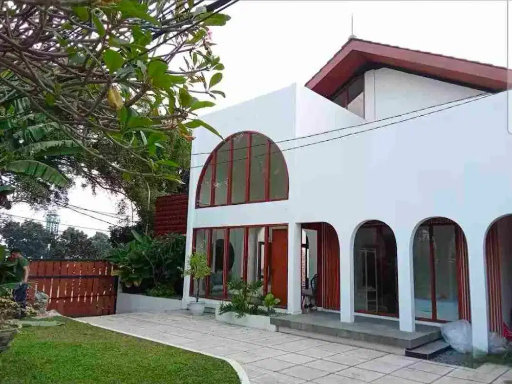 Di jual rumah estetik fully furnished cocok di jadikan villa lengkap dengan Pool. R