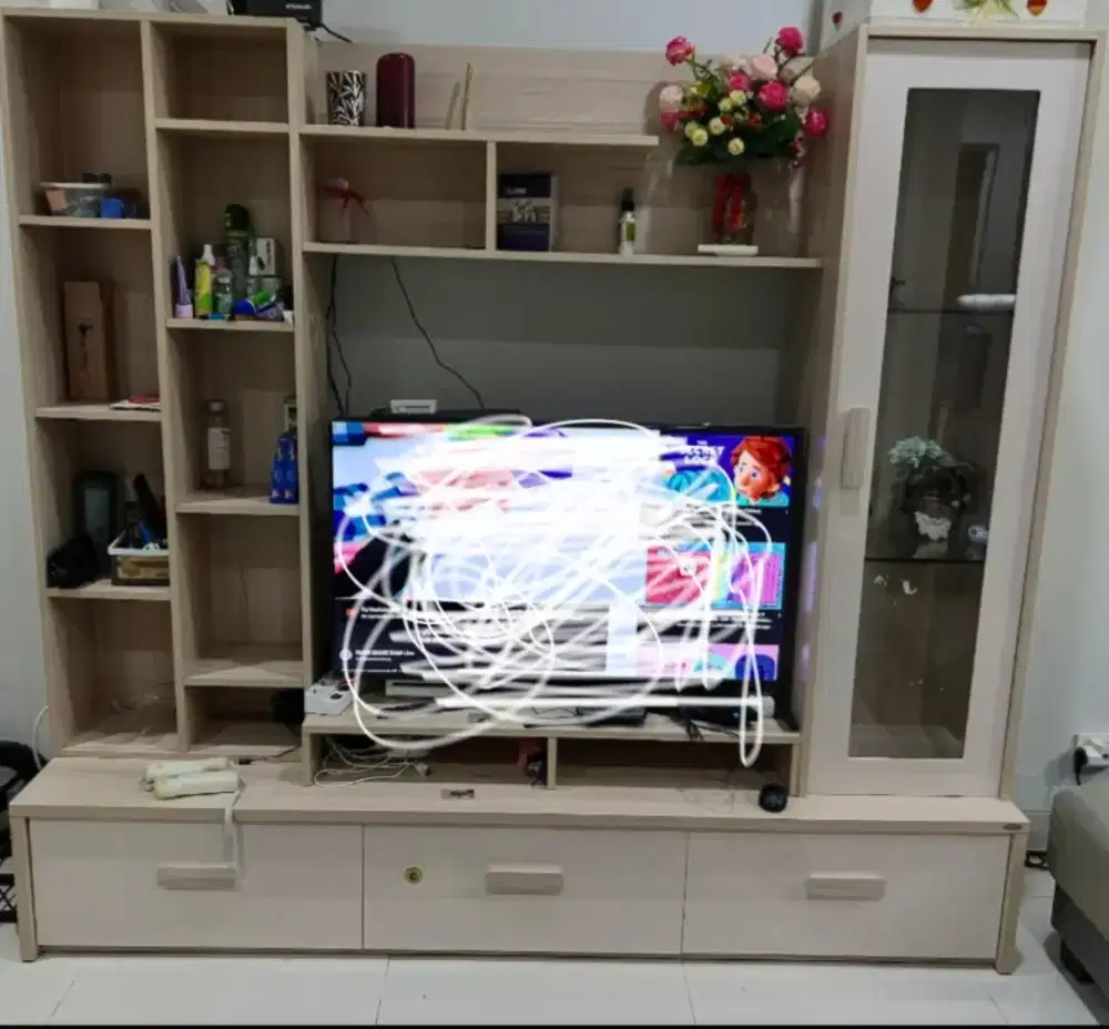 Preloved lemari buffet tv dari informa (silahkan nego sampai deal)