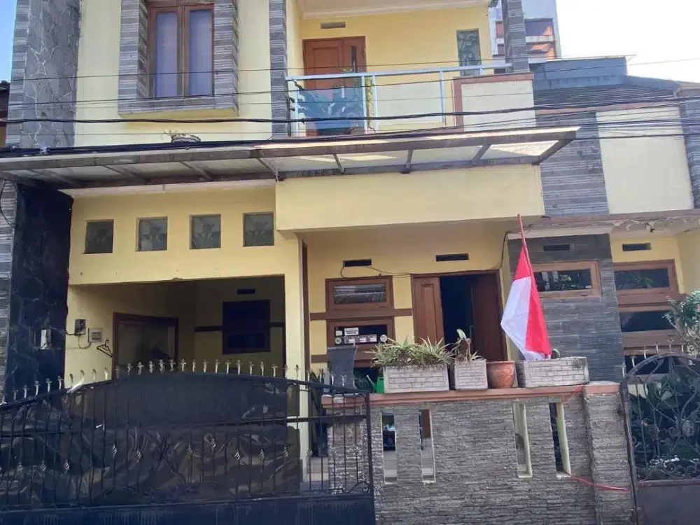 MURAH BANGET ! DIJUAL RUMAH 3 LANTAI STRATEGIS SIAP HUNI DAN TERAWAT DI KOMOLEK LOGAM CIWASTRA BANDUNG