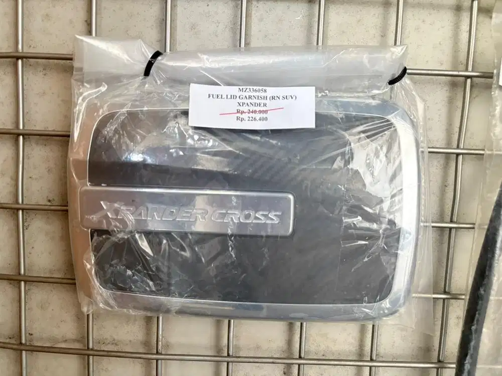 FUEL LID GARNISH (RN SUV)
