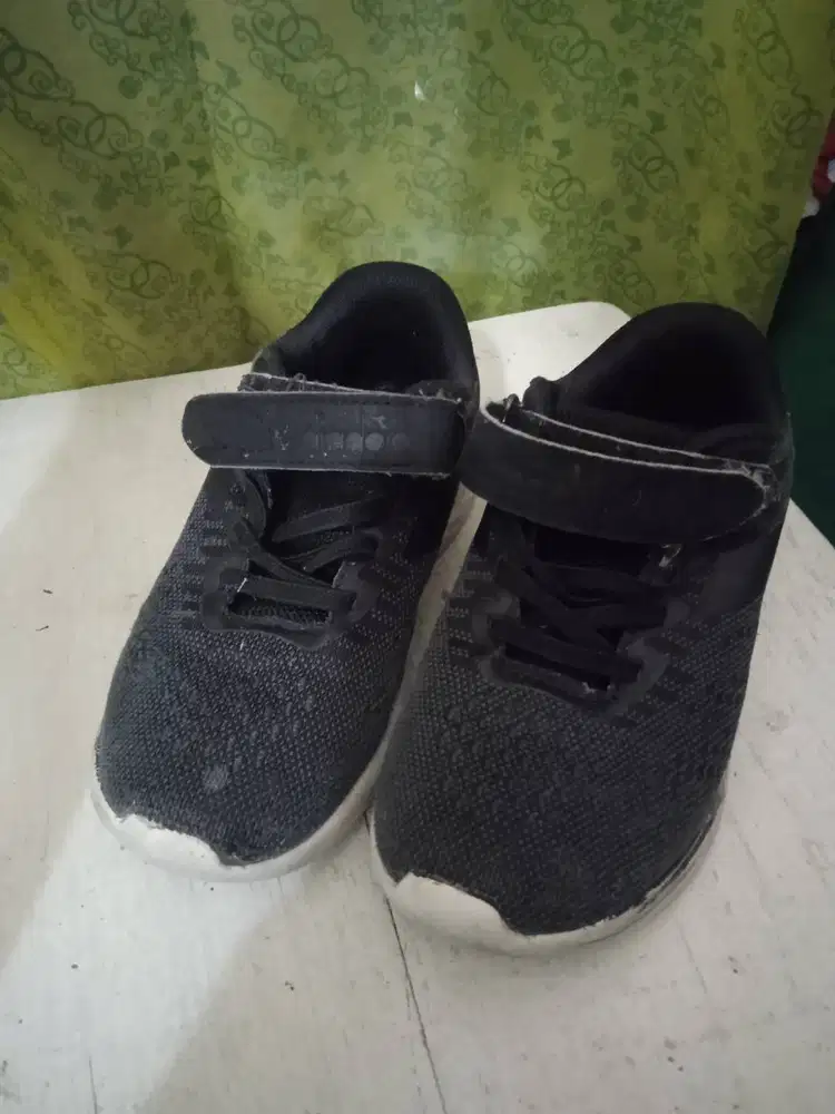 Sepatu anak merk diadora
