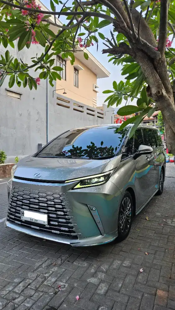 [5.300km] Lexus LM350h 7seater 2024 Like New