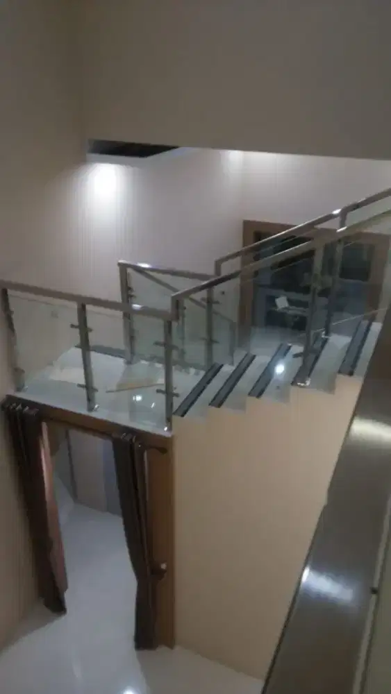 Pintu kaca tempered