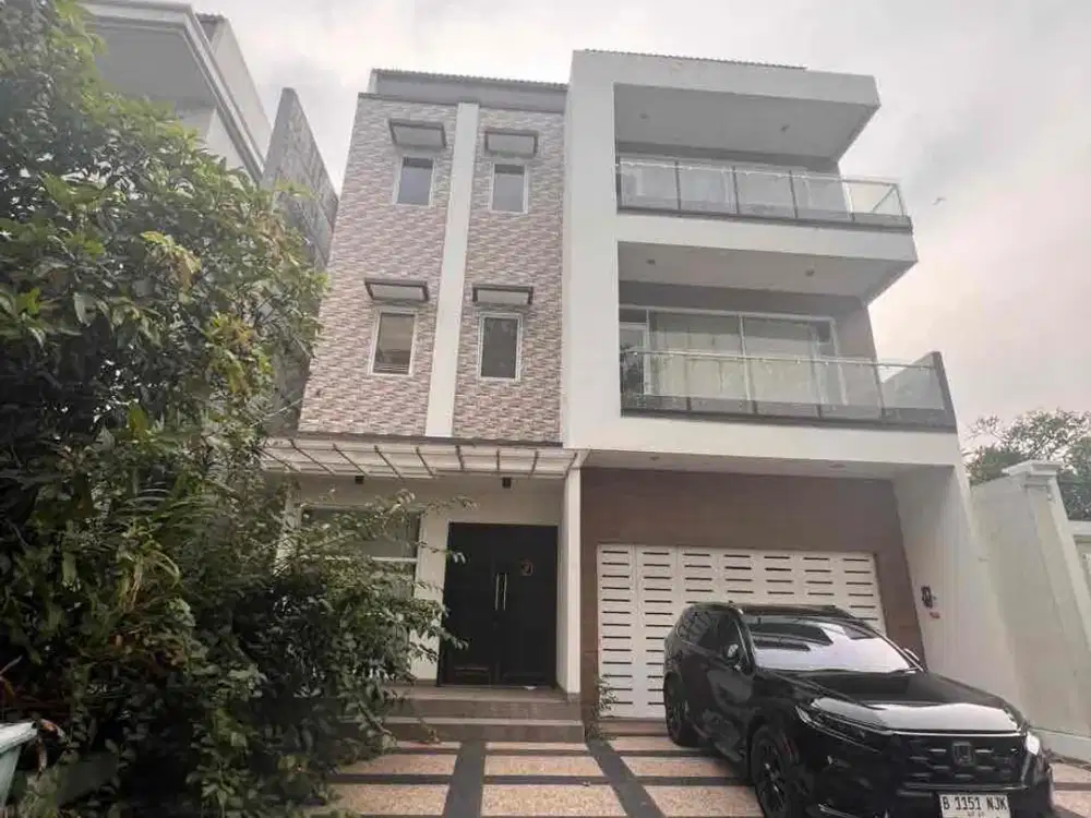 Bangunan Mandiri, Hunian Cantik 3 Lantai Berlokasi Strategis di Alam Sutera