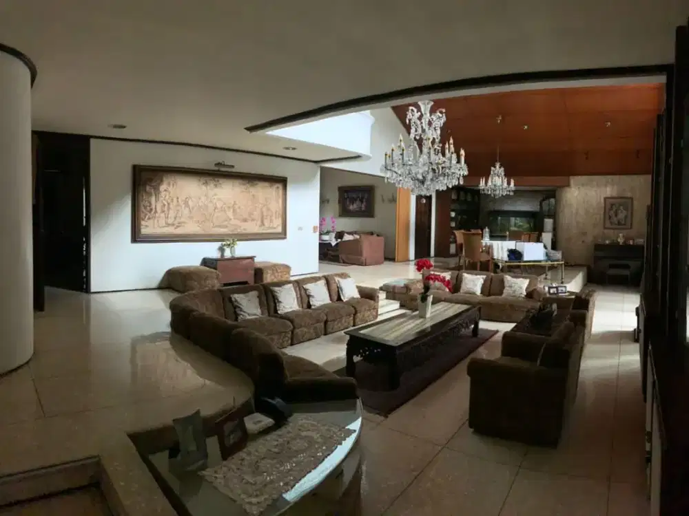 Dijual Rumah di Kawasan Tebet Tanah Luas Terdapat Halaman Luas Bangunan 2 Lantai JA- 18909