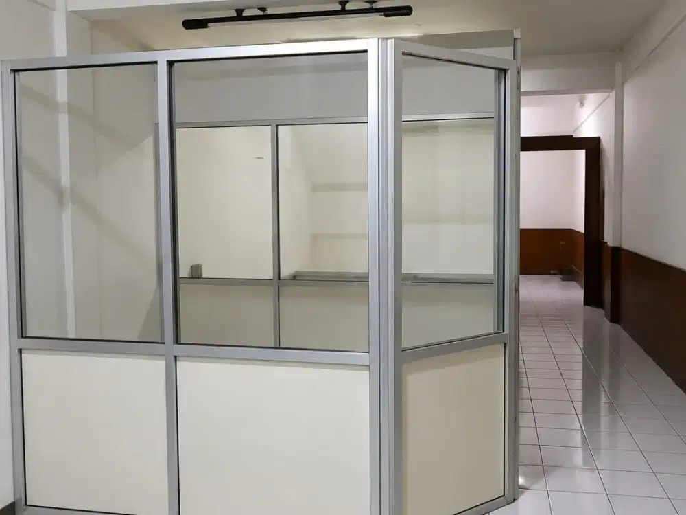 Termurah Ruko 3 Lantai dan Rooftop di Jalan Jakarta Bandung Parkiran Luas