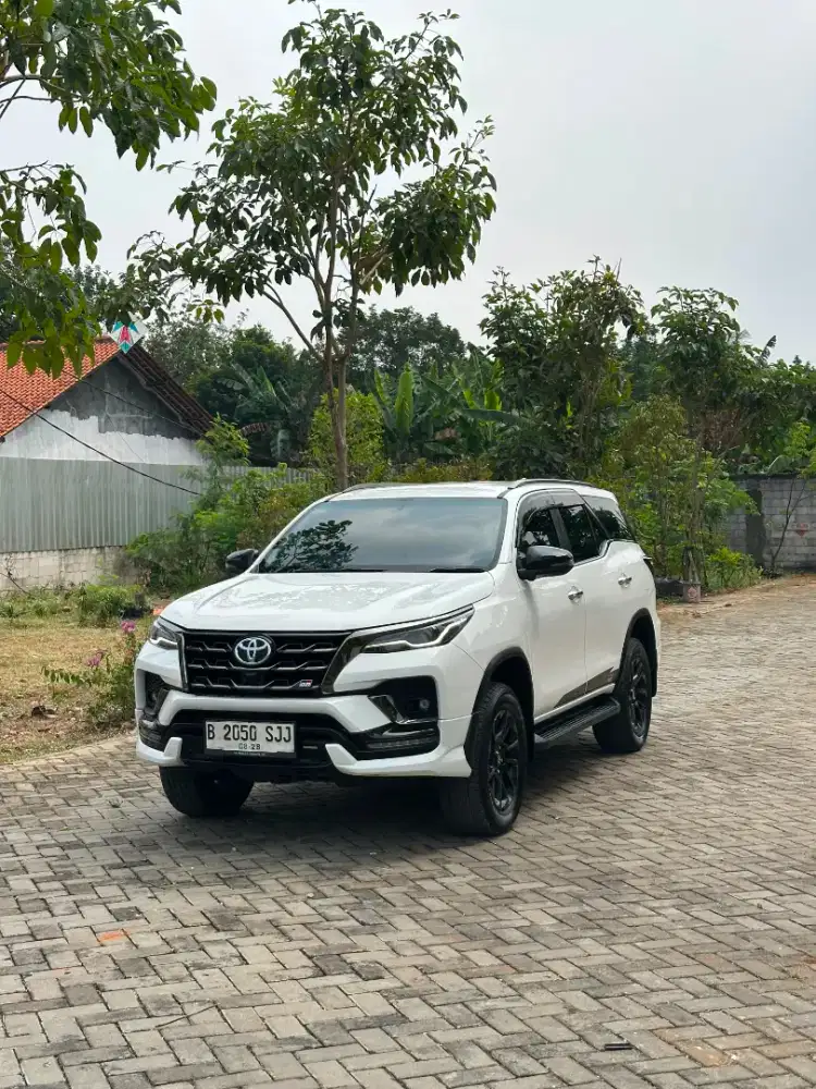 FORTUNER GR 2.8 AT 2023 ( LOW KM 50RB) FULL ORIGINAL BODY 100%