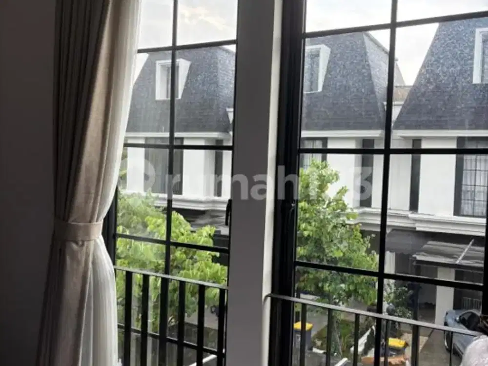 Turun Harga! Disewakan Rumah Cantik 3 Lantai Furnish Citra Garden Bintaro