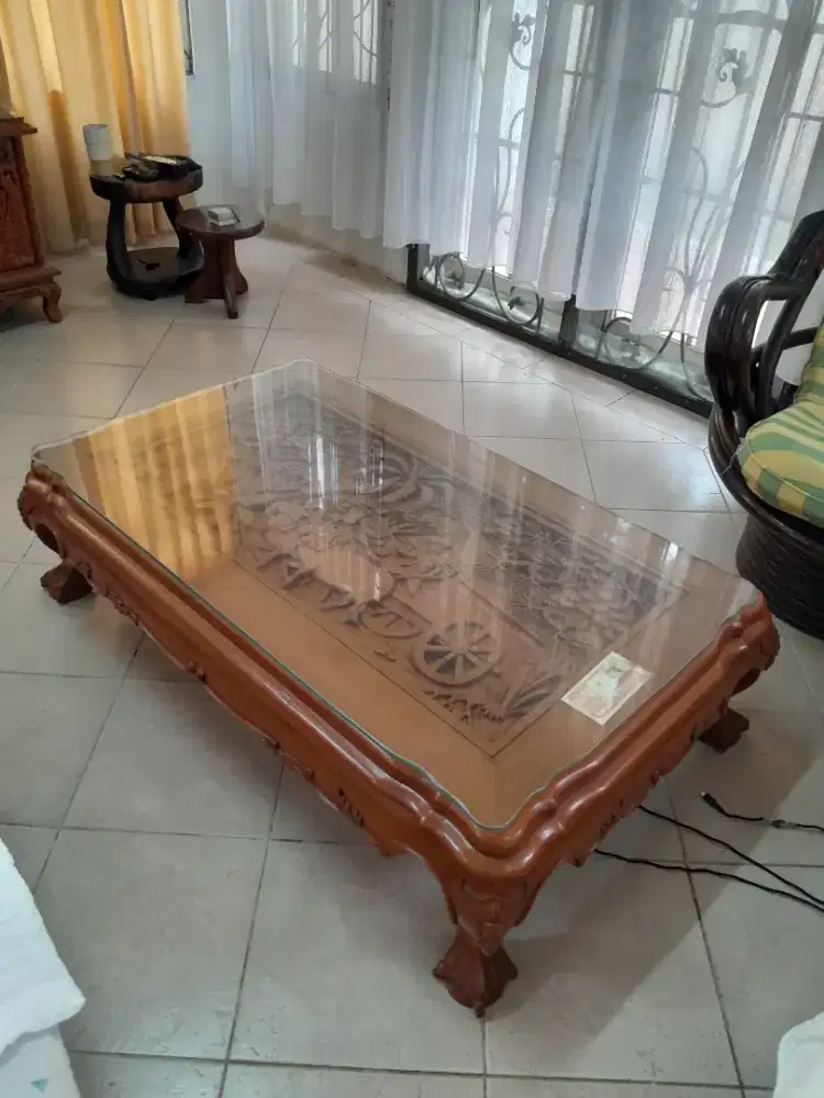 Meja makan rendah yang terbuat dari kayu jatti