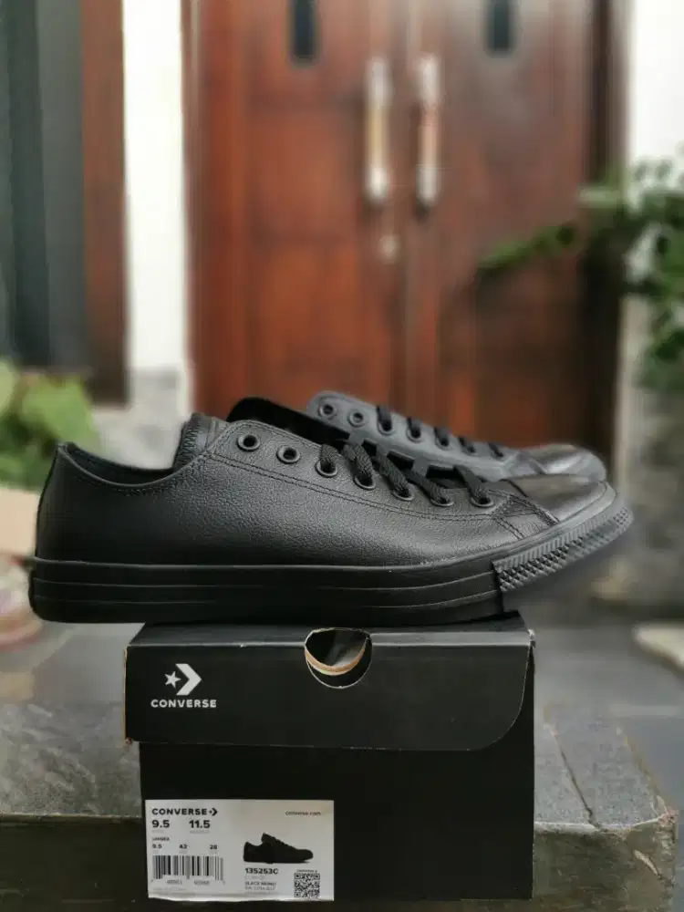 Sepatu converse leather