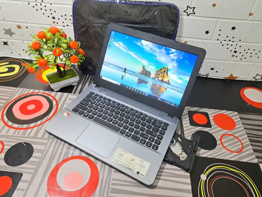 Laptop asus X441B AMD A6 RAM 4 HDD 500 GB siap pakai
