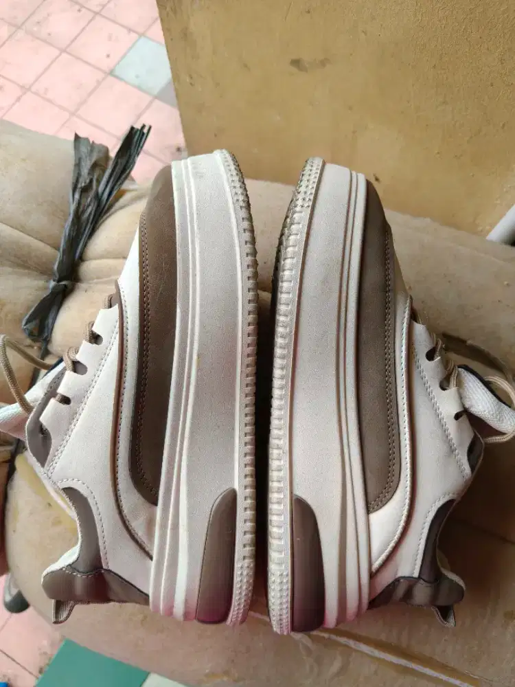 Sepatu sport wanita