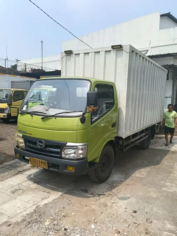 Hino Dutro 110SDL engkel Long box 15.5 kubik 2013