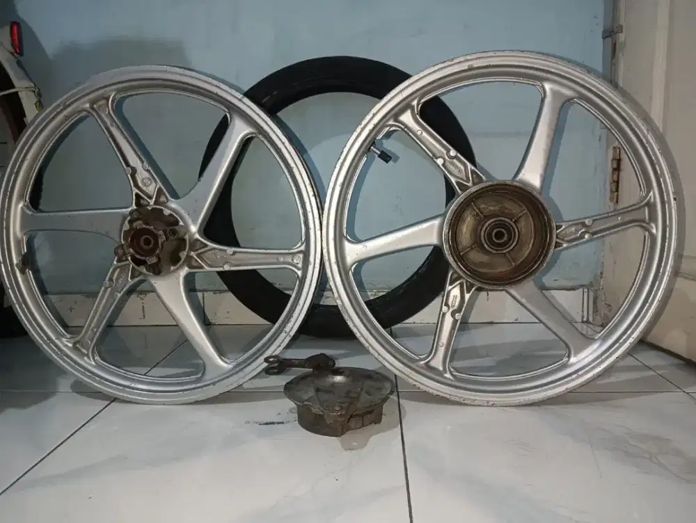 Velg Jupiter lama satu set+ban dan tutup tromol +kampas