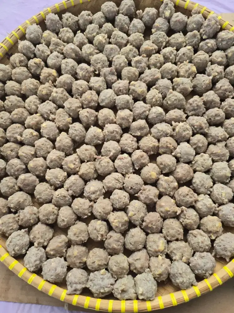 Karyawan gerobak bakso