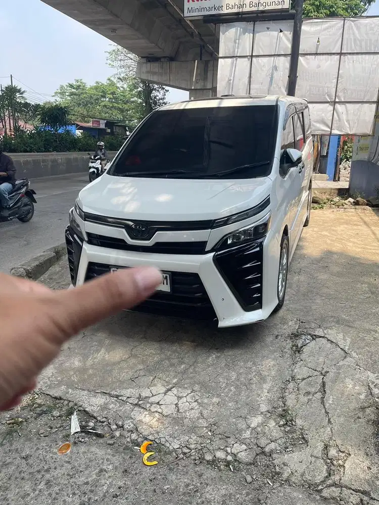 Di jual cepat Voxy 2020 Putih
