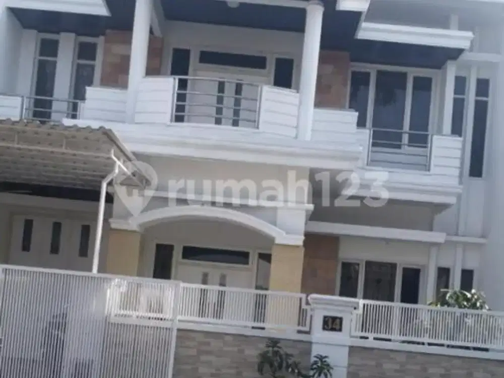 Rumah 2 Lantai Hadap Utara SHM Unfurnished di Perum Araya, Malang