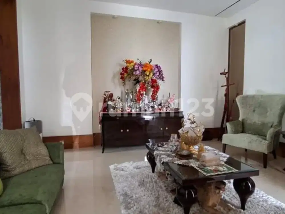 Rumah 2 Lantai Unfurnished dengan Taman Luas dan Pool di Cipete