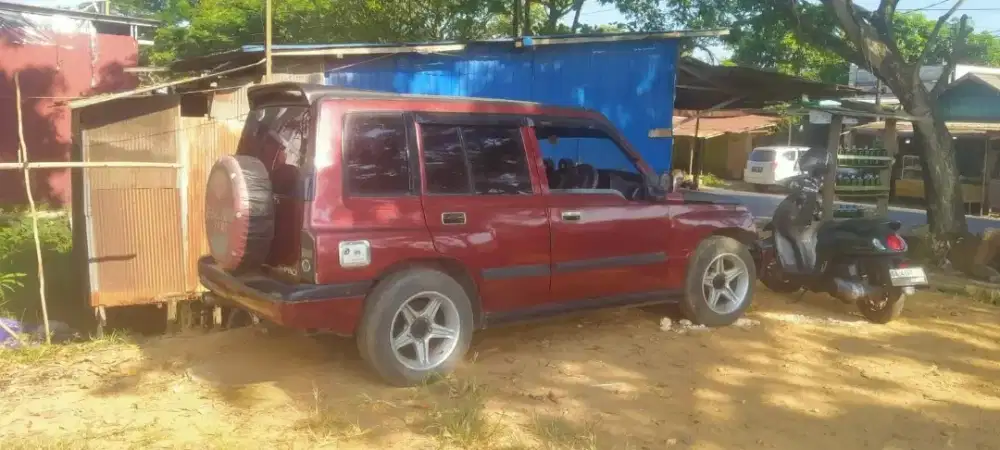 Suzuki Escudo Merah