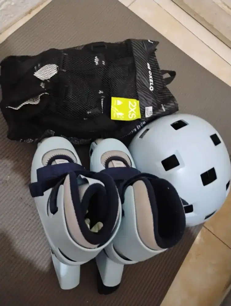 Sepatu roda, helm, dan deker