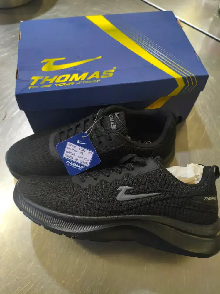 Sepatu Thomas ukuran 42
