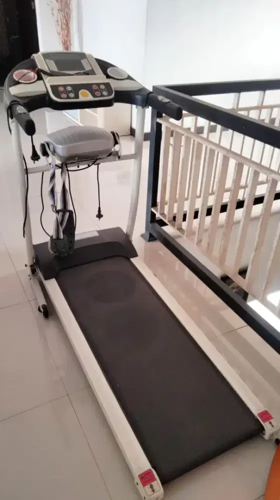 Treadmill alat olahraga