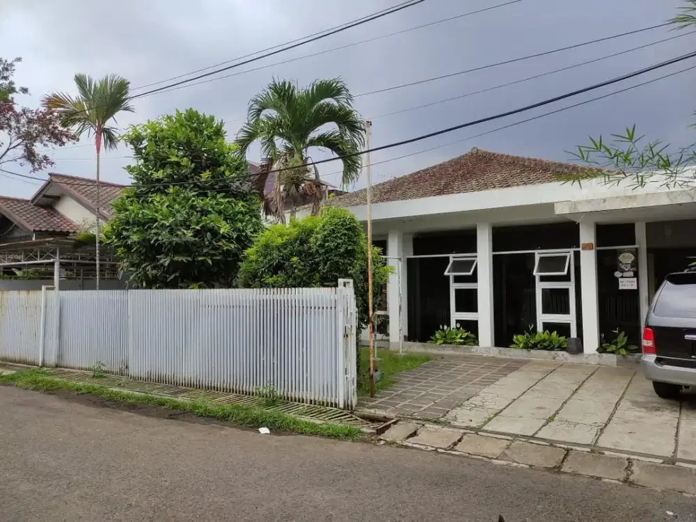 Rumah di Tubagus Ismail, Cocok untu Kantor, Red Doorz