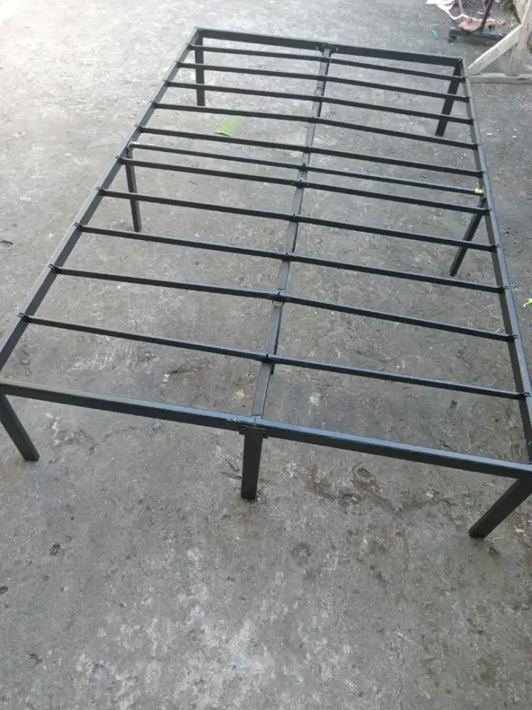 Rangka ranjang besi
