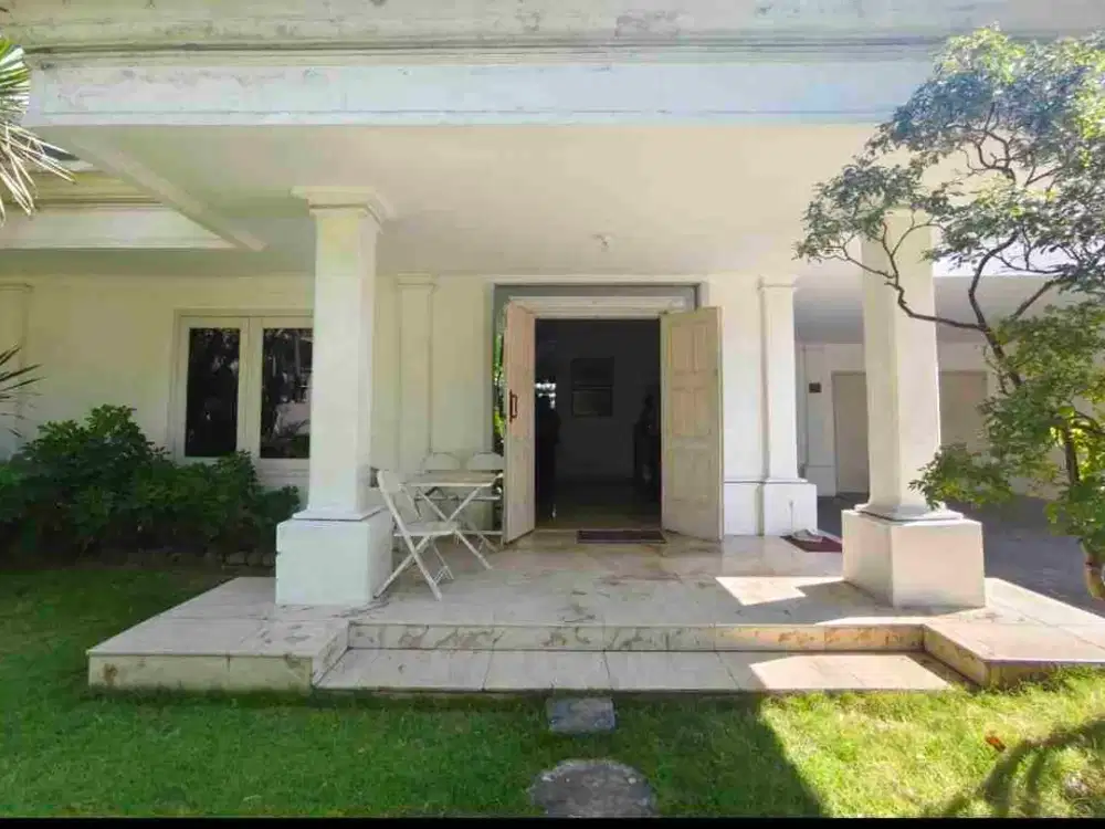 Rumah Klasik 2 Lantai Siap Huni Jalan Trunojoyo Selangkah ke jl Diponegoro, Dr Soetomo Surabaya .