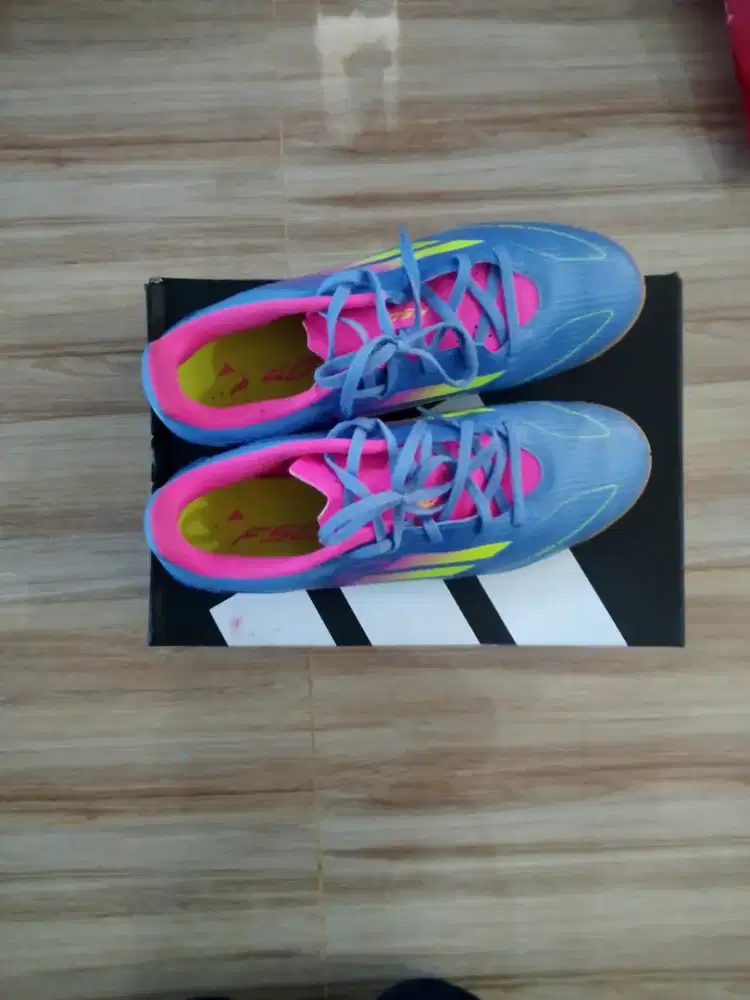 Sepatu futsal Adidas F50 ukuran 44,5