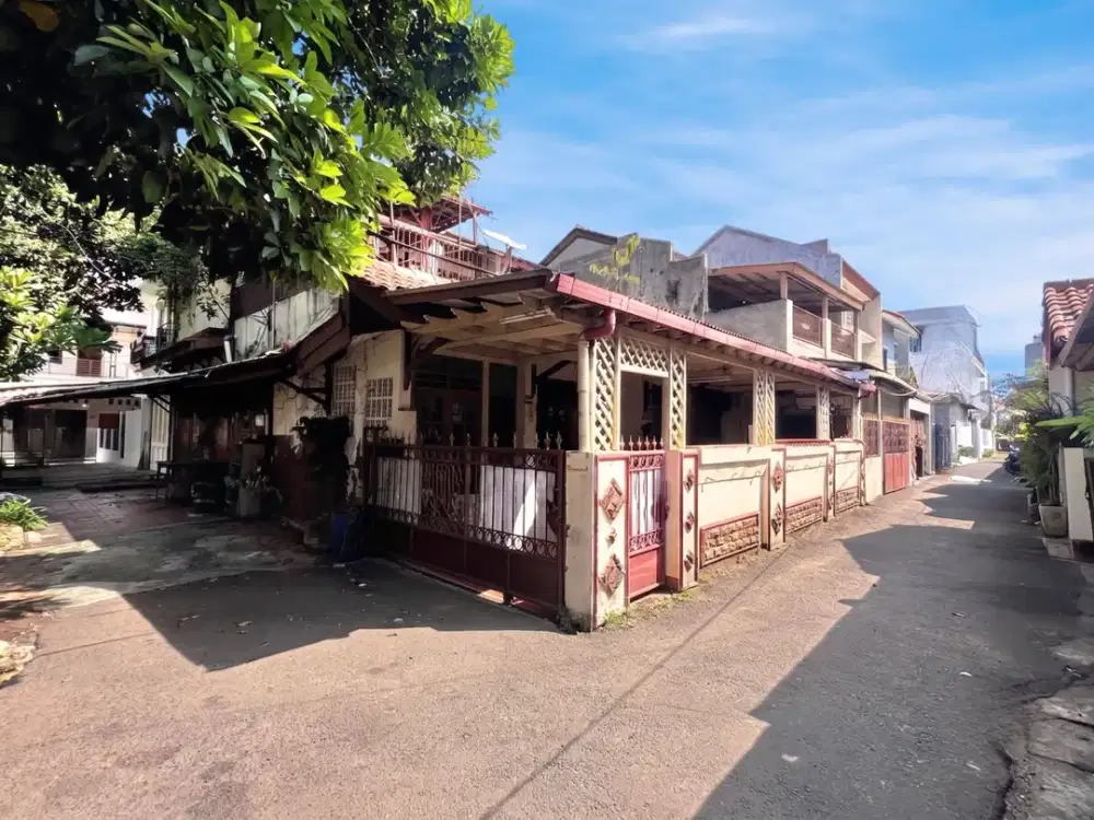 RUMAH LAYAK HUNI DI DEPAN TAMAN - TEBET BARAT