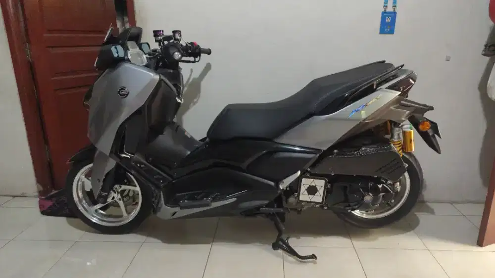 XMAX 250 (Up 343 cc)