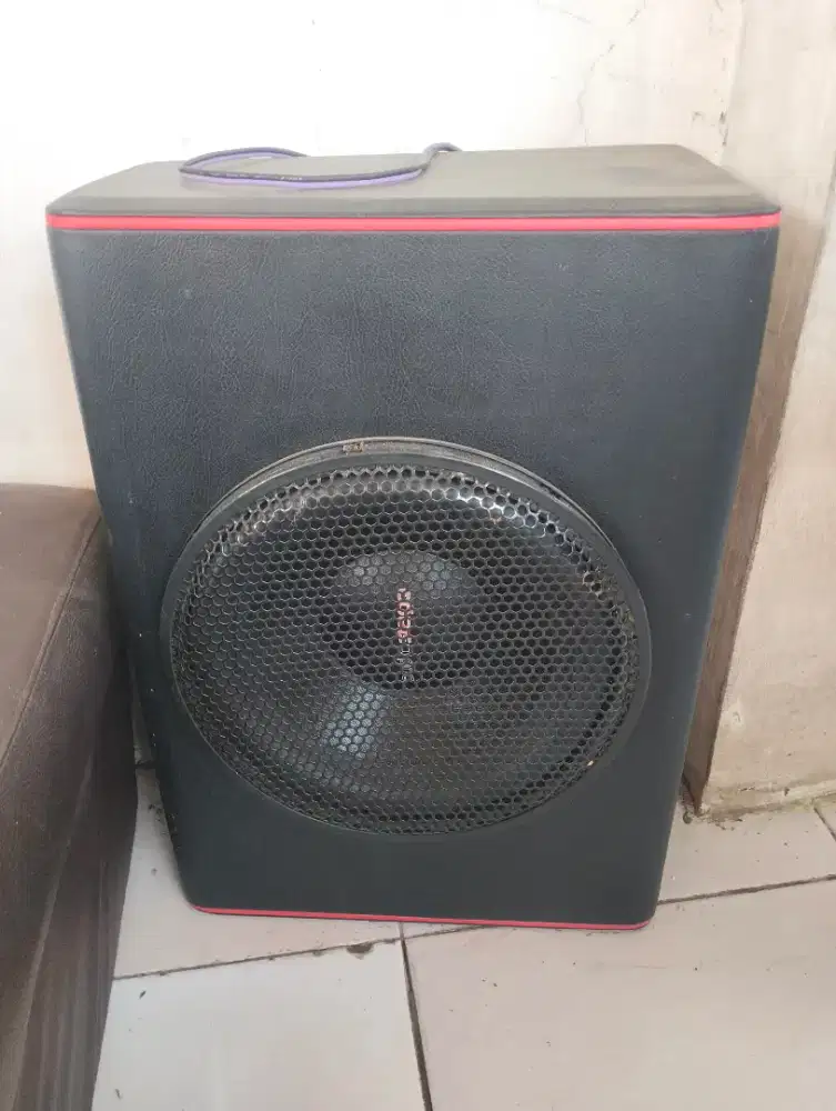 Subwoofer mobil