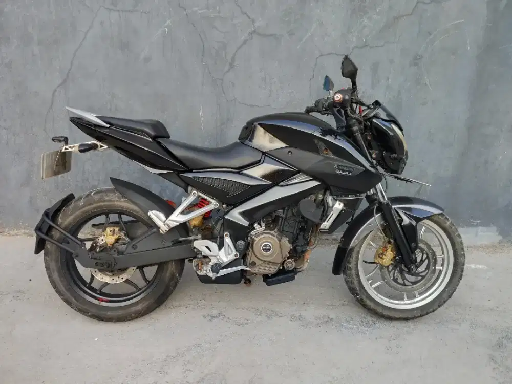 Kawasaki bajaj 200 cc NS th 2013/2014 plat 2029 mesin halus