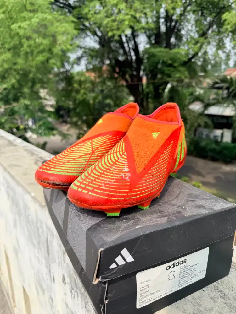 ORI Sepatu Bola Adidas Predator ada tanda tangan pemain timnas 2024