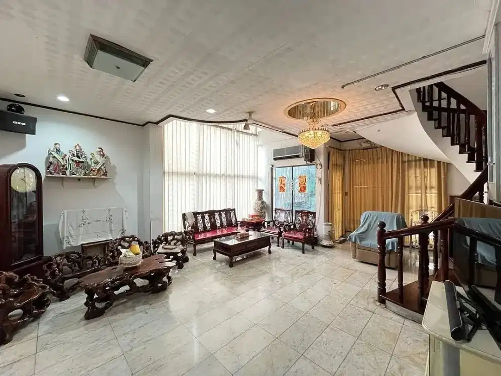 Dijual Villa Hook Komplek Taman Polonia