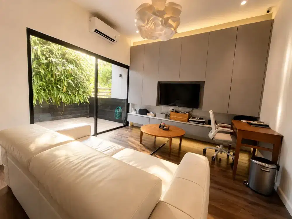 Rumah Hoek Furnished bagus mewah Riviera at Puri, murah