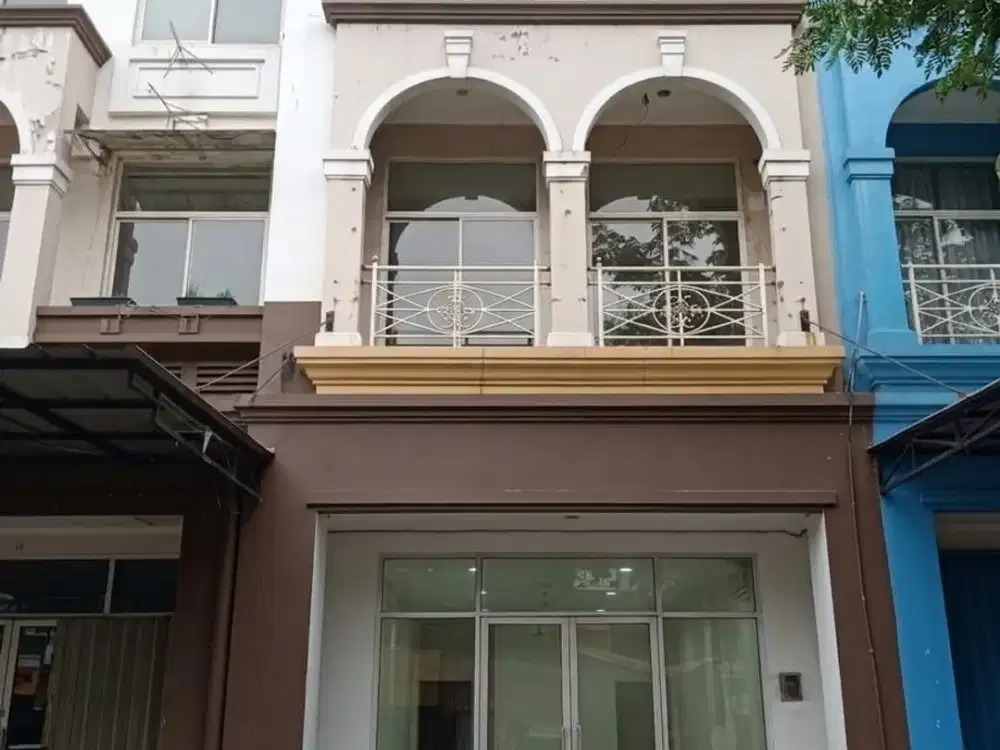 dijual Ruko 3 Lantai di Boulevard jalan utama , dekat bola dunia gerbang selatan Galaxy