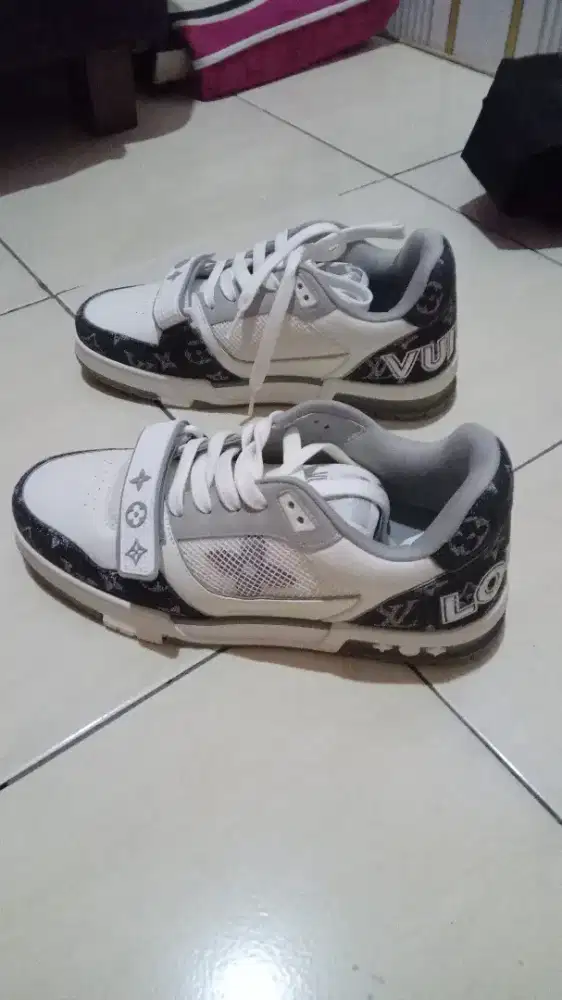Sepatu merk Louis Vuiton LV size 43